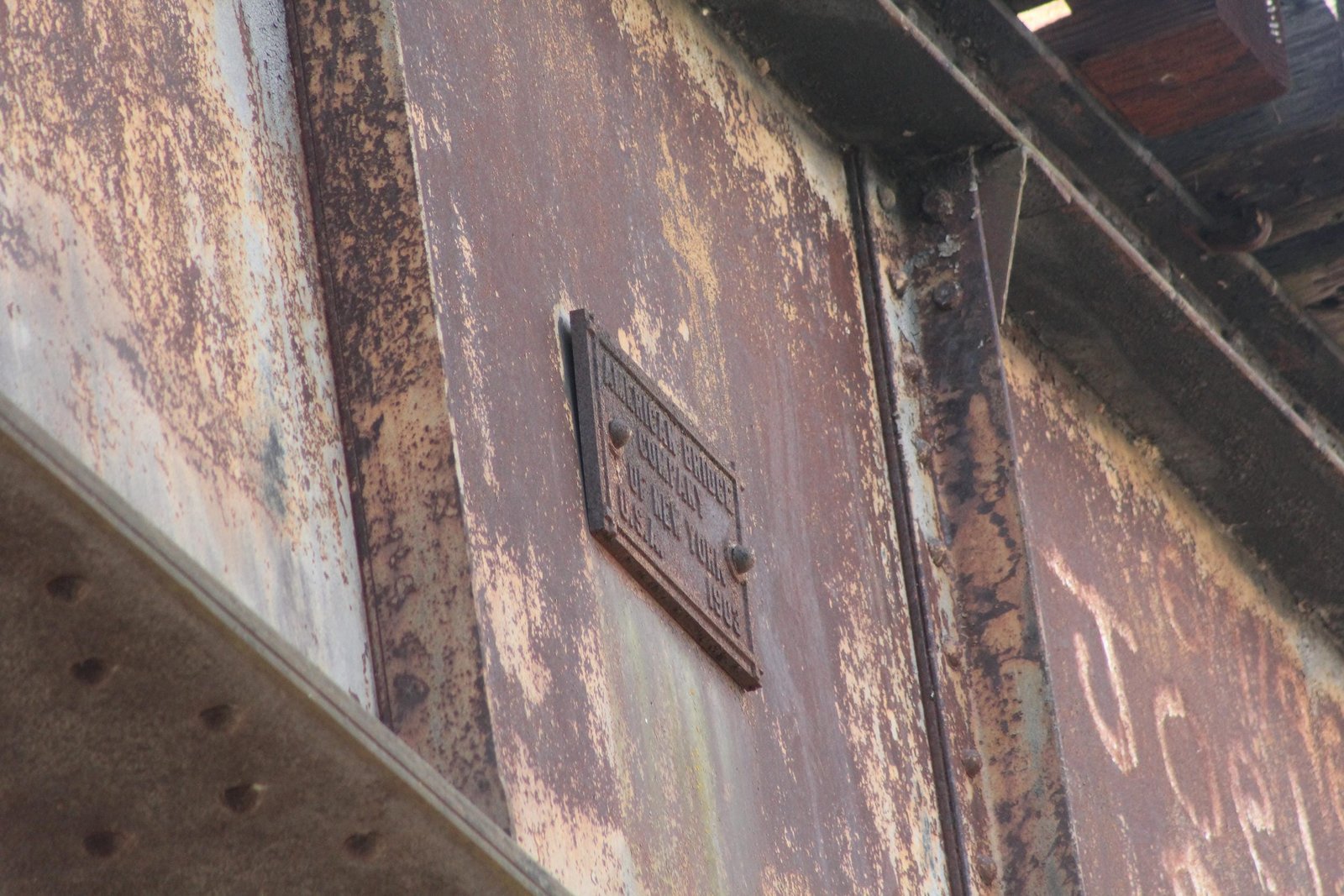 Plaque, center span